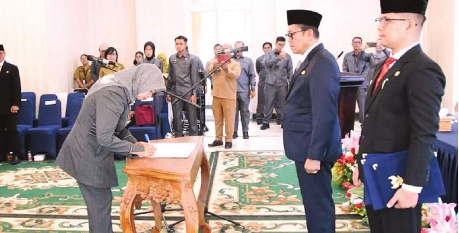 MELANTIK: Pj Bupati Barito Utara, Indra Gunawan mengambil sumpah janji jabatan bagi sejumlah pejabat administrator, di Aula Rumah Jabatan Bupati Barito Utara, Senin (28/7)