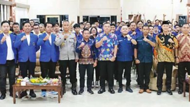 KOMPAK: Wakil Ketua II DPRD Kapuas Berinto foto bersama seusai pelantikan pengurus DPD KNPI Kapuas, Minggu (27/7).