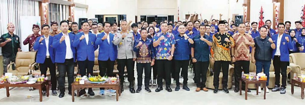 KOMPAK: Wakil Ketua II DPRD Kapuas Berinto foto bersama seusai pelantikan pengurus DPD KNPI Kapuas, Minggu (27/7).