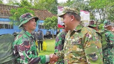 SINERGI: Bupati Lamandau, Rizky Aditya Putra, menyapa prajurit TNI, di sela-sela kegiatannya saat membuka kegiatan TMMD, belum lama ini.