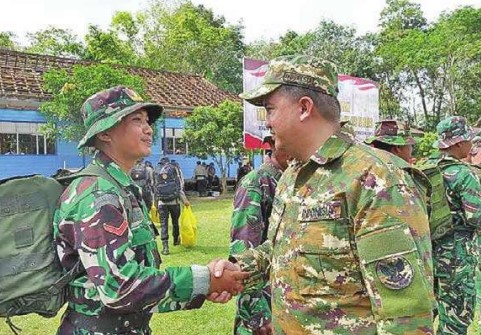 SINERGI: Bupati Lamandau, Rizky Aditya Putra, menyapa prajurit TNI, di sela-sela kegiatannya saat membuka kegiatan TMMD, belum lama ini.