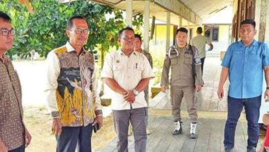 TINJAU: Wakil Bupati Lamandau, Abdul Hamid, di selasela kegiatannya menyempatkan diri untuk mengunjungi SMP Negeri 3 Belantikan Raya, di Desa Kahingai, Kecamatan Belantikan Raya, baru-baru ini.