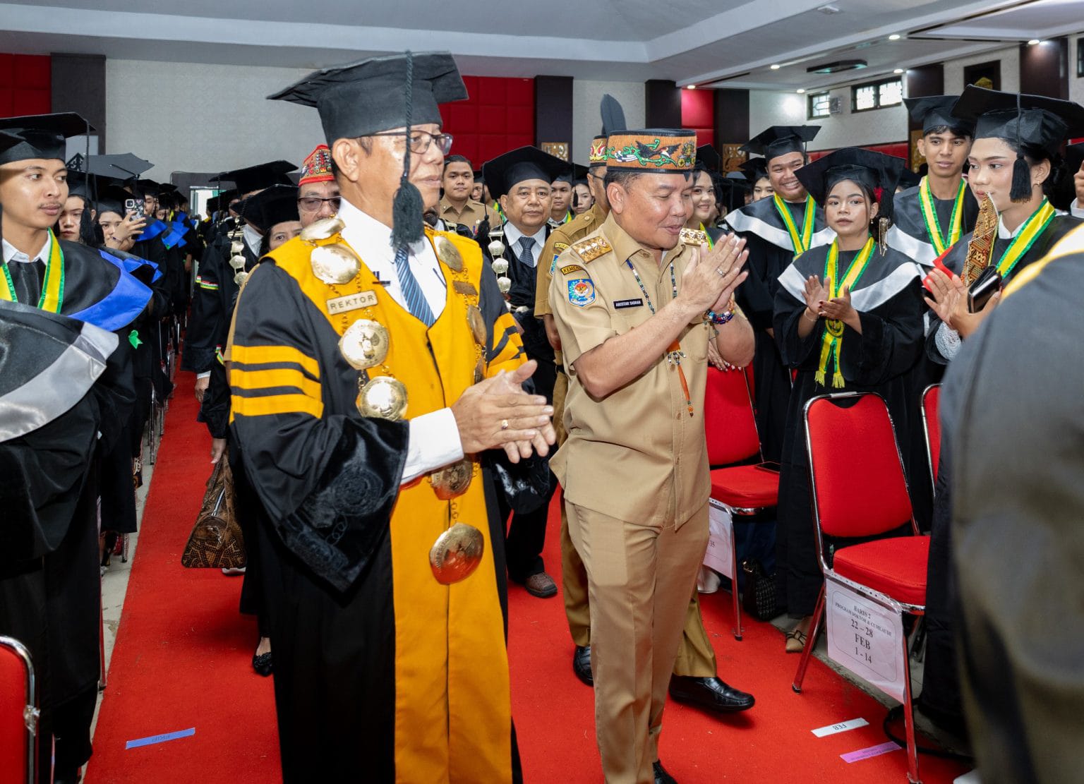 “Satu Rumah Satu Sarjana” Saat Hadiri Wisuda UPR