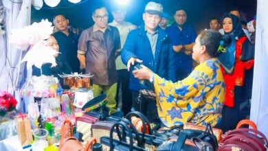Gubernur Kalteng, H. Agustiar Sabran saat mengunjungi salah satu stand UMKM