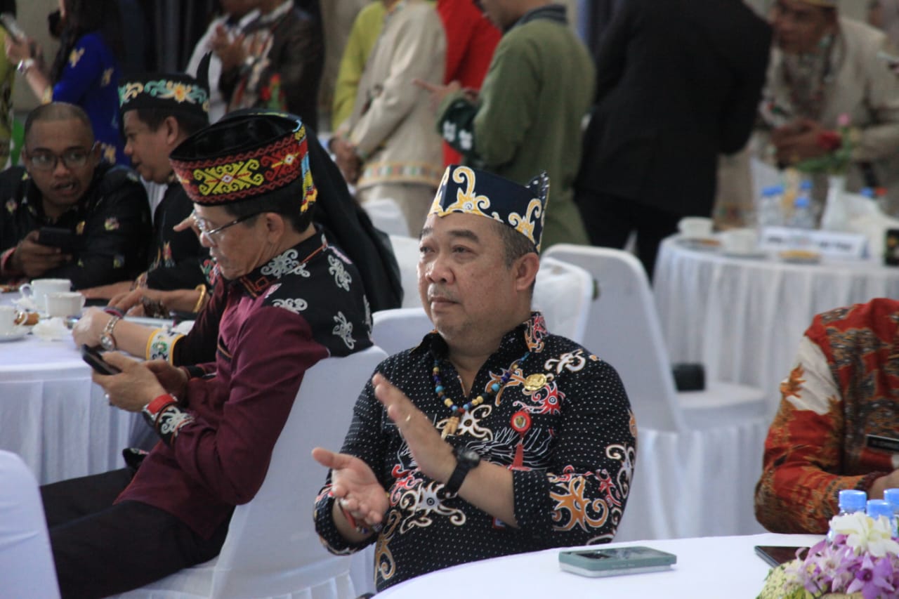 [17.35, 2/7/2025] Yuda 3107: Peringati Hari Jadi ke-23, Kepala Dinas Perkebunan Kalteng dan Istri Beri Ucapan Selamat untuk Kabupaten Sukamara Kadisbun Kalteng, H. Rizki Ramadhana Badjuri, ST., MT dan Ketua DWP Disbun Kalteng, Hj. Asti Rizky SUKAMARA, Kalteng.co – Kabupaten Sukamara merayakan hari jadinya yang ke-23 pada Rabu, 2 Juli 2025. Ucapan selamat dan doa pun mengalir dari berbagai pihak, termasuk dari Kepala Dinas Perkebunan Provinsi Kalimantan Tengah, H. Rizki Ramadhana Badjuri, ST., MT., bersama sang istri, Hj. Asti Rizky. Sebagai salah satu kabupaten yang berkembang pesat di wilayah barat Kalimantan Tengah, Sukamara dinilai memiliki banyak potensi, terutama di bidang perkebunan, perikanan, dan pariwisata. Dalam suasana peringatan hari jadi ini, Rizki dan Hj. Asti… [17.48, 2/7/2025] Ekomeng: shiap [17.49, 2/7/2025] Yuda 3107: Kepala DLH Kalteng Joni Harta Ucapkan Selamat HUT ke-23 Pulang Pisau