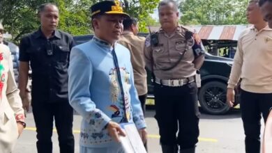 Gubernur Kalteng, Agustiar Sabran ketika memeriksa kelengkapan surat menyurat kendaran ODOL
