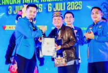 Gubernur Kalteng, H. Agustiar Sabran menerima penghargaan dari KNPI sebagai Pemimpin Pembangunan Ketahanan Pangan Daerah