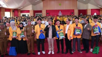Gubernur Kalteng, H. Agustiar Sabran foto bersama mahasiswa UPR KKN