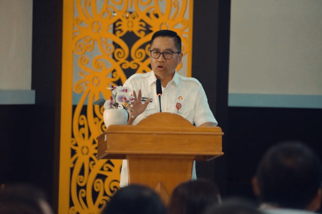 Plt. Sekda Kalteng, Leonard S. Ampung saat menyampaikan sambutan