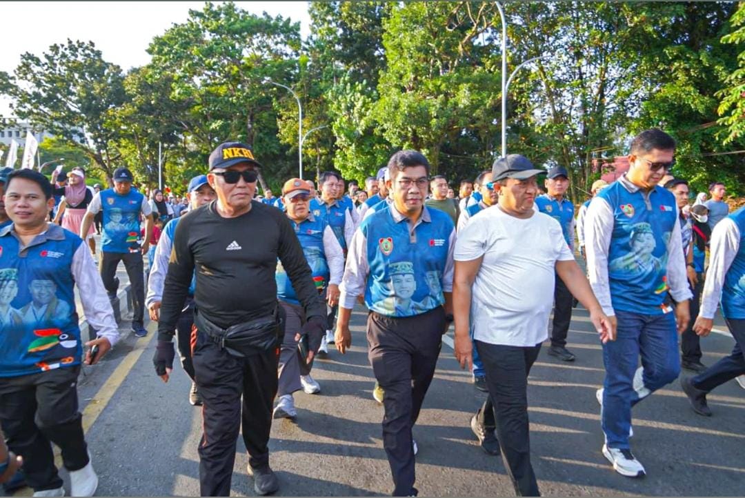 Kadispora Kalteng, Agus Siswadi saat mengikuti kegiatan jalan sehat.