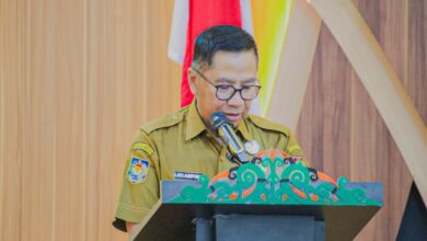 [13.07, 29/7/2025] Yuda 3107: Pemprov Kalteng Matangkan Strategi Hadapi Perubahan Iklim Lewat Kick-Off Meeting dan Bimtek Rencana Aksi Adaptasi Asisten Administrasi Umum Sekretariat Daerah Provinsi Kalteng, Sunarti PALANGKA RAYA, Kalteng.co – Pemerintah Provinsi Kalimantan Tengah terus memantapkan langkah konkret dalam menghadapi tantangan perubahan iklim global. Salah satunya melalui penyelenggaraan Kick-Off Meeting dan Bimbingan Teknis (Bimtek) Penyusunan Rencana Aksi Adaptasi Perubahan Iklim, yang digelar di Hotel M Bahalap, Palangka Raya, Senin (28/7/2025). Kegiatan ini dibuka secara resmi oleh Asisten Administrasi Umum Sekretariat Daerah Provinsi Kalteng, Sunarti, mewakili Plt. Sekda Kalteng. Dalam sambutannya, ia menegaskan pentingnya rencana aksi adaptasi sebagai bagian d… [13.07, 29/7/2025] Yuda 3107: Pemprov Kalteng dan KPK Gelar Survei Penilaian Integritas 2025