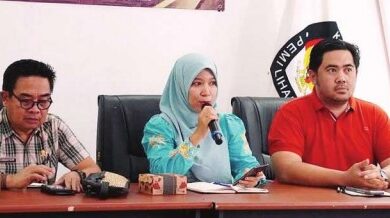 SIAPKAN DISTRIBUSI: Asisten I Sekda Barito Utara, Eveready Noor (kiri) saat rapat koordinasi dengan KPU dan Bawaslu Barito Utara, Jumat (1/8).