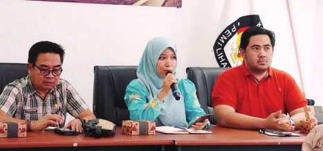 SIAPKAN DISTRIBUSI: Asisten I Sekda Barito Utara, Eveready Noor (kiri) saat rapat koordinasi dengan KPU dan Bawaslu Barito Utara, Jumat (1/8).