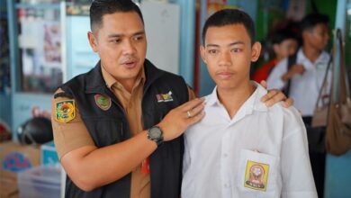 Plt. Kadisdik Kalteng, Muhammad Reza Prabowo foto bersama salah satu siswa SMKN 2 Palangka Raya