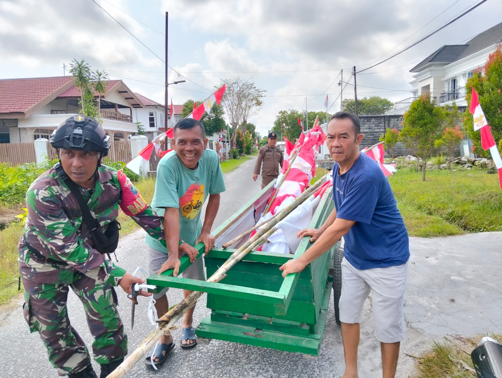Babinsa Koramil Pahandut Bantu Pasang Bendera di Lingkungan Warga