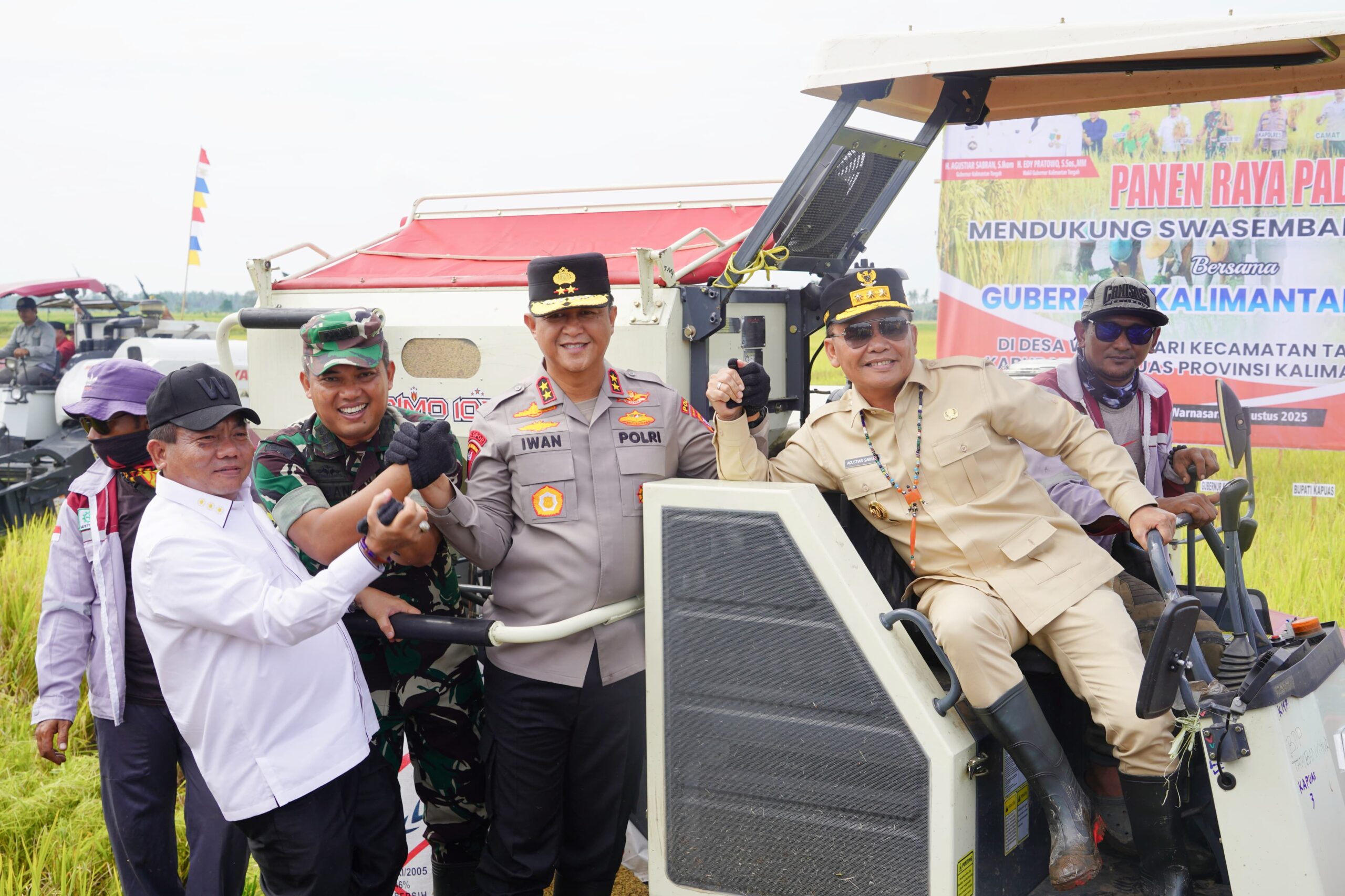 Panen Raya di Desa Warna Sari