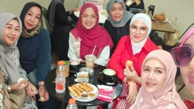 Wakil Ketua Komisi II DPRD Barito Utara, Hj. Sri Neni Trianawaty foto bersama rekan-rekannya.