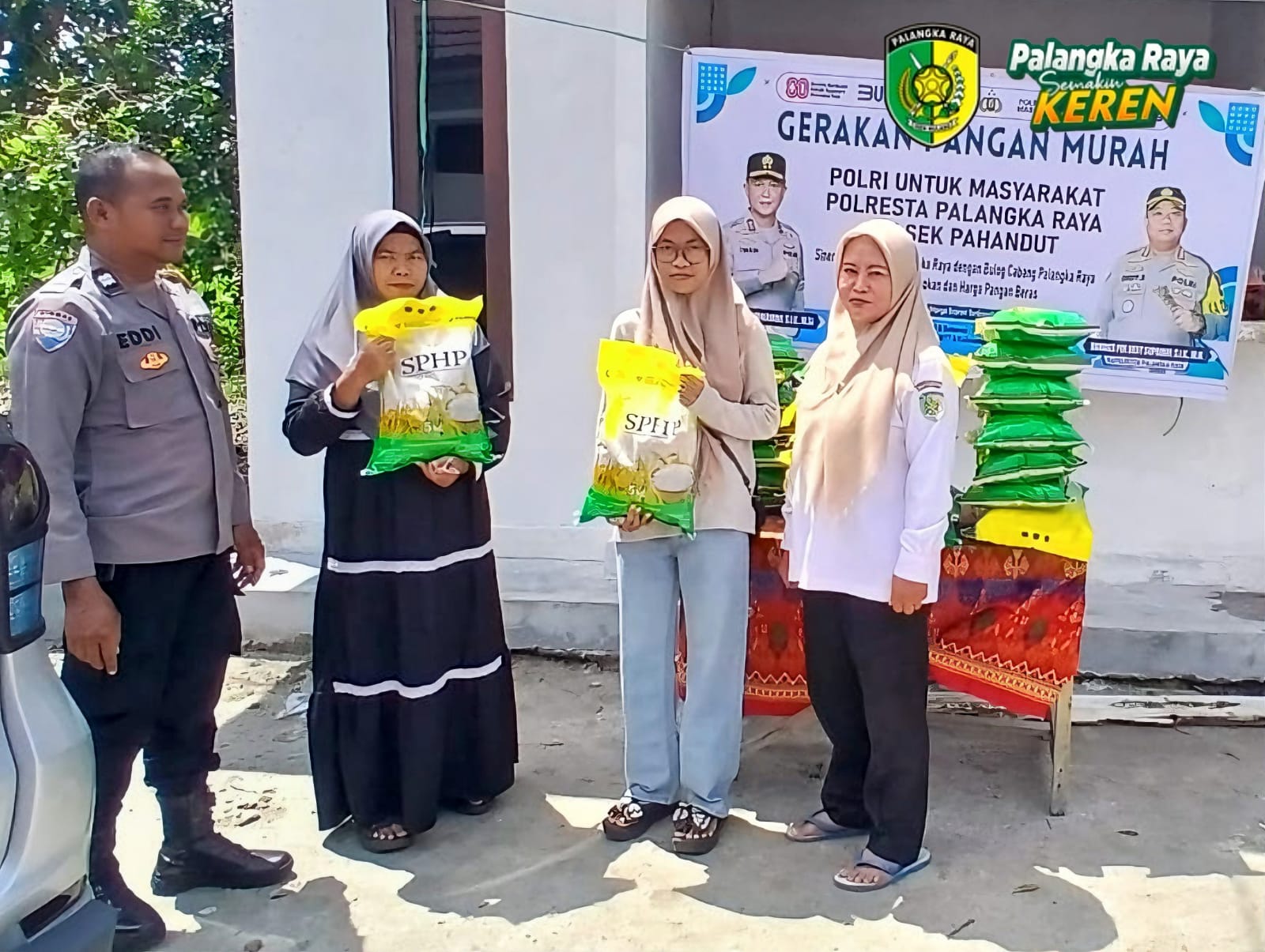 Warga Kelurahan Panarung antusias membeli beras murah yang digelar oleh Polda Kalteng melalui GPM