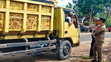 Kasatpol PP Kota Palangka Raya Berlianto SE Bersama Anggota Polresta Palangka Raya Saat Mengikuti Sidak Terhadap Kendaraan Angkutan Barang Yang Belebihi Angkutan, di Jalan RTA Milono Tepatnya di Depan Kelurahan Sabaru Kota Palangka Raya, Selasa(12/8).