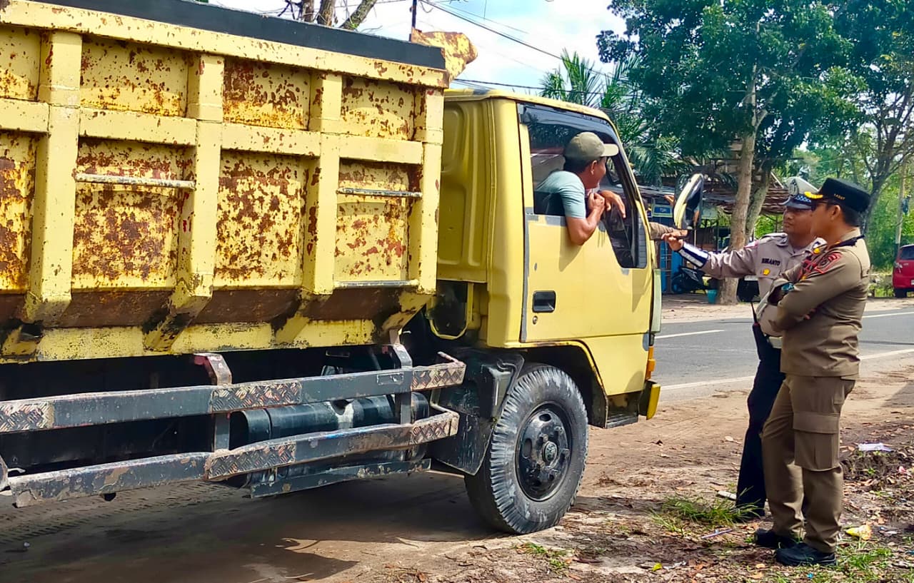 Kasatpol PP Kota Palangka Raya Berlianto SE Bersama Anggota Polresta Palangka Raya Saat Mengikuti Sidak Terhadap Kendaraan Angkutan Barang Yang Belebihi Angkutan, di Jalan RTA Milono Tepatnya di Depan Kelurahan Sabaru Kota Palangka Raya, Selasa(12/8).