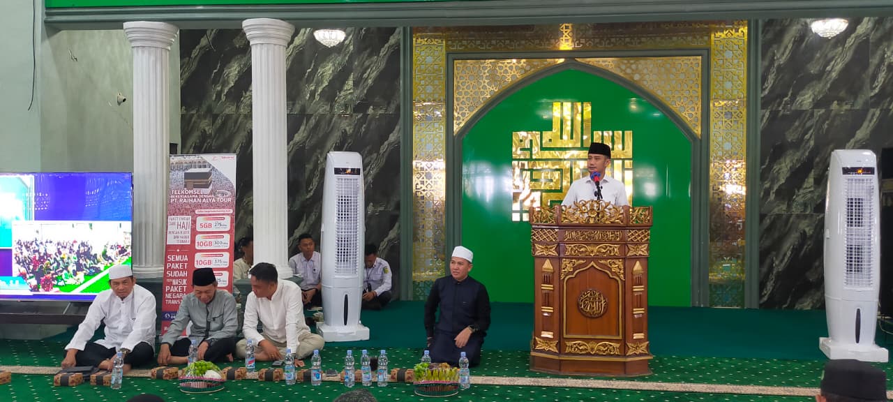 Wali Kota Palangka Raya Fairid Naparin, secara resmi membuka kegiatan Manasik Umrah yang digelar PT. Raihan Alya Tour di Palangka Raya, Rabu (13/8/2025).