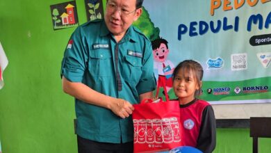 CEO Borneo Halim Group, Hartono Halim saat membagikan susu dan snack kepada siswa SD Baboal Baboti, Kecamatan Kolam, Kabupaten Kotawaringin Barat, Kamis (14/8/2025).