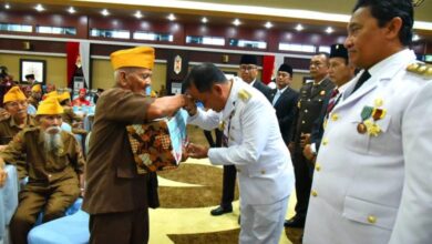 Gubernur Kalteng, H. Agustiar Sabran memberikan penghormatan dengan cara sungkem