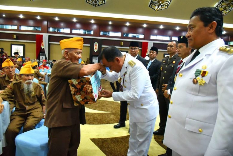 Gubernur Kalteng, H. Agustiar Sabran memberikan penghormatan dengan cara sungkem