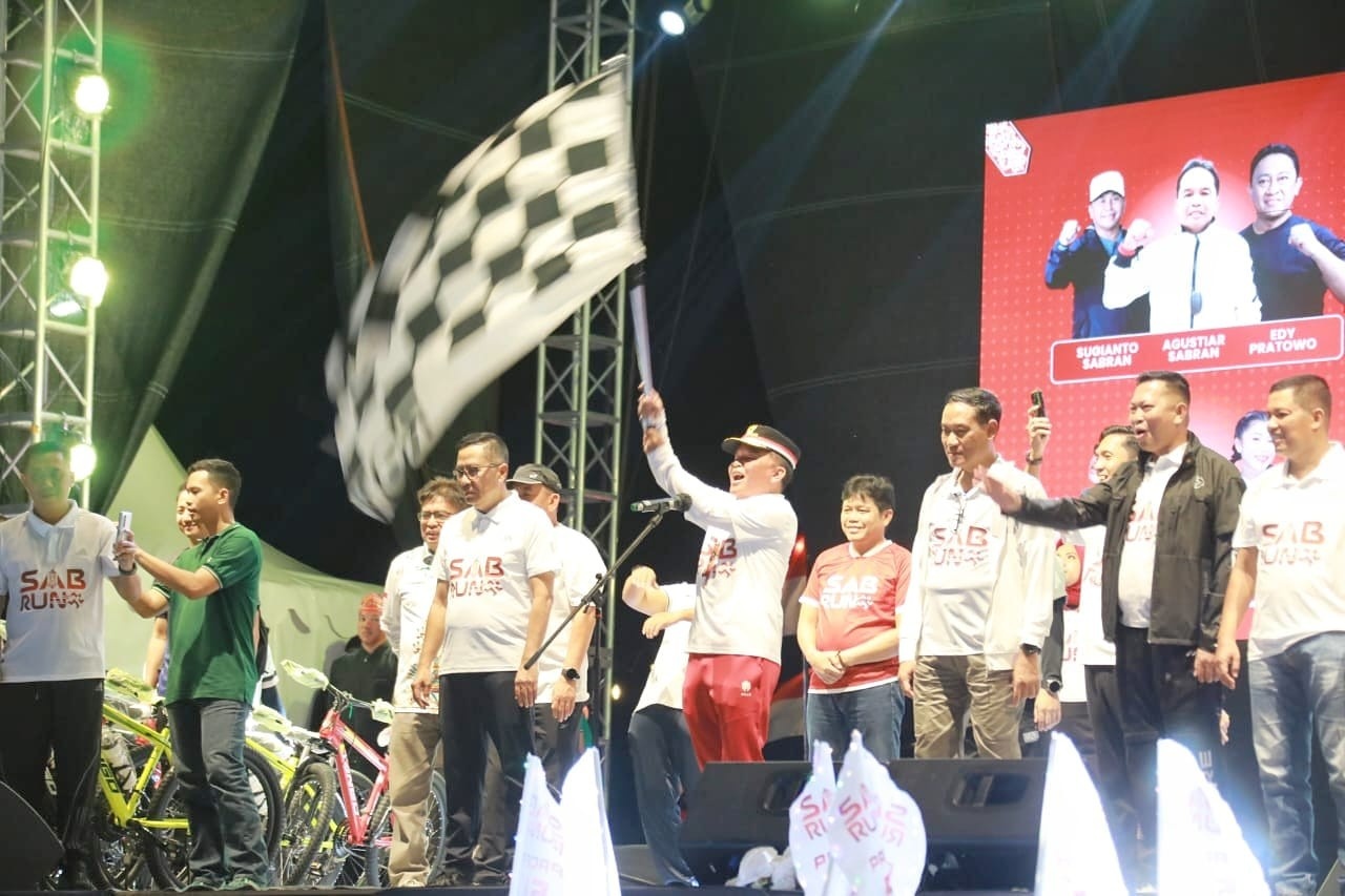 Gubernur Agustiar Sabran Lepas Ribuan Peserta Sabrun Night Run 5K 2025 di Palangka Raya
