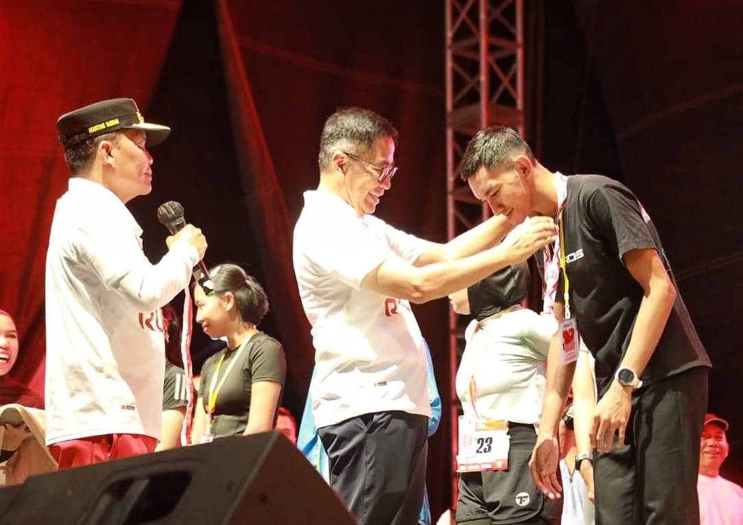 Plt. Sekda Kalteng, Leonard S Ampung mengalungkan medali kepada para pemenang Sabrun Night Run 5K 2025