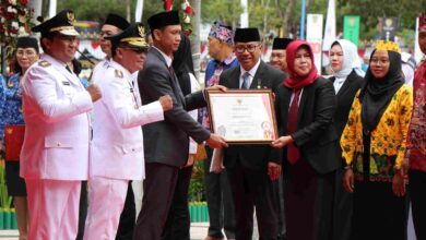 Kepala BKD Kalteng menerima penghargaan dari Gubernur H Agustiar Sabran