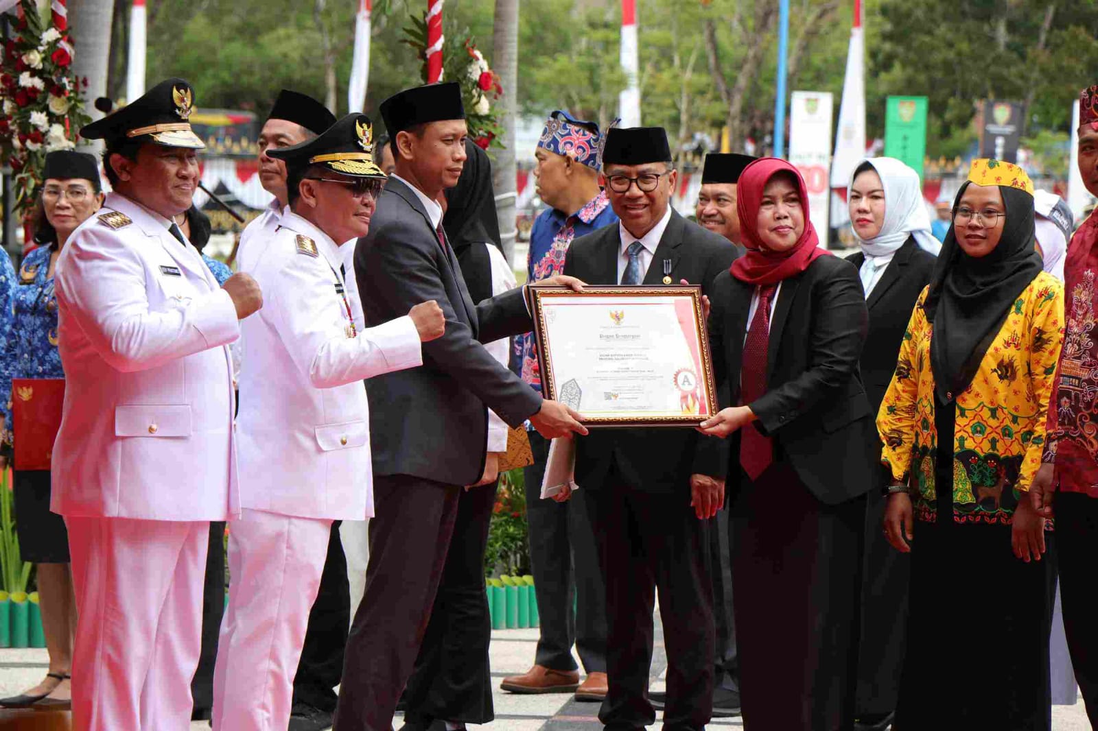 Kepala BKD Kalteng menerima penghargaan dari Gubernur H Agustiar Sabran