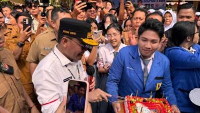 Siswa SMAN 2 Palangka Raya Beri Kue Ulang Tahun untuk Gubernur Kalteng