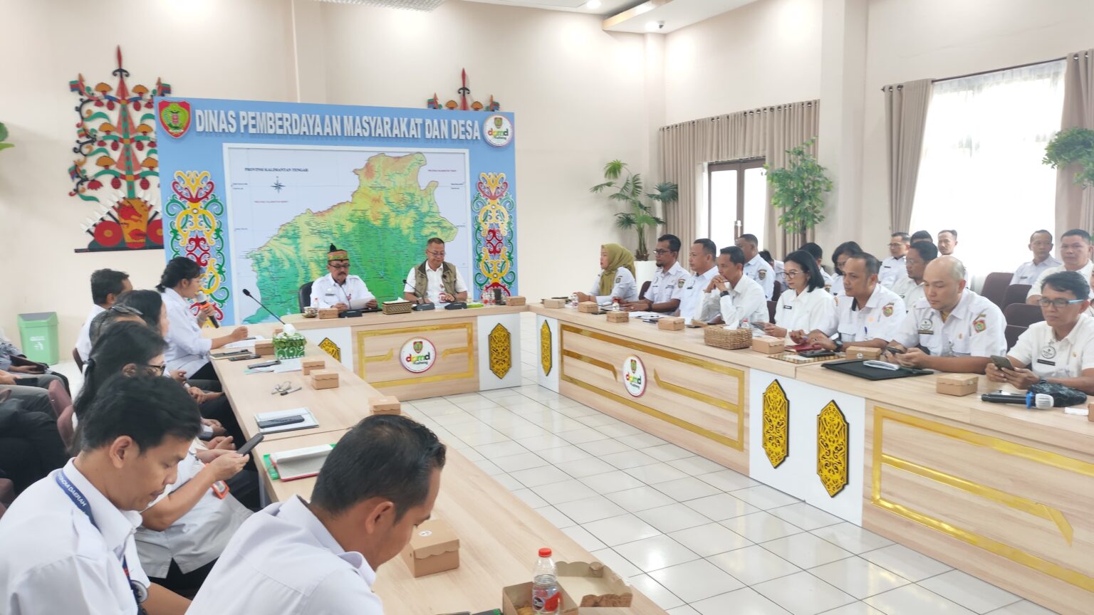 Suasana Rakor Dan Sinkronisasi Data Kartu Huma Betang Sejahtera, bertempat di Aula Lewu Pancasila, Dinas PMD Prov. Kalteng.