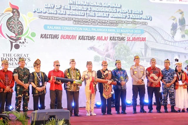 Gubernur Kalteng H. Agustiar Sabran saat membuka secara resmi Seminar International Day of the World’s Indigenous People bertajuk Pumpung Hai Borneo