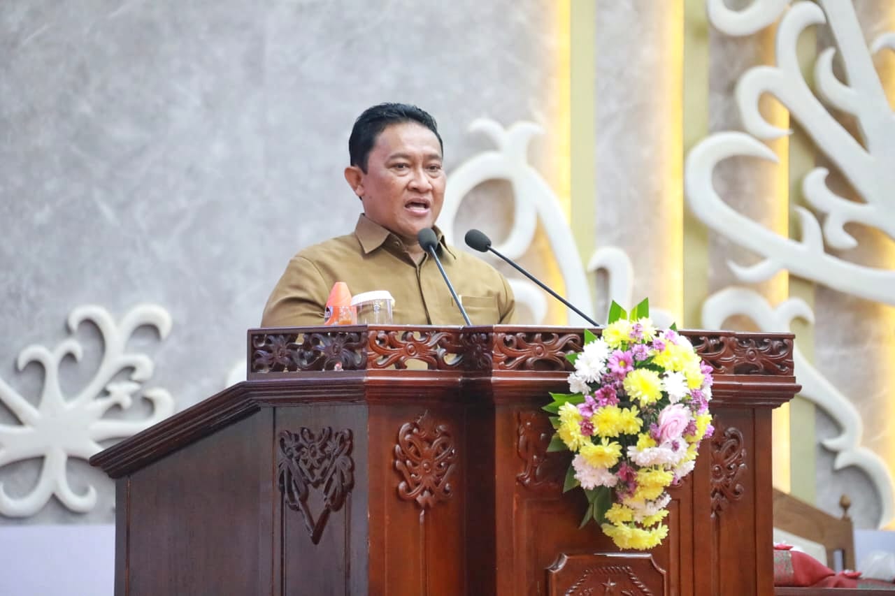 Wagub Kalteng H. Edy Pratowo saat menyampaikan Jawaban Gubernur Kalteng atas Pemandangan Umum Fraksi-Fraksi DPRD