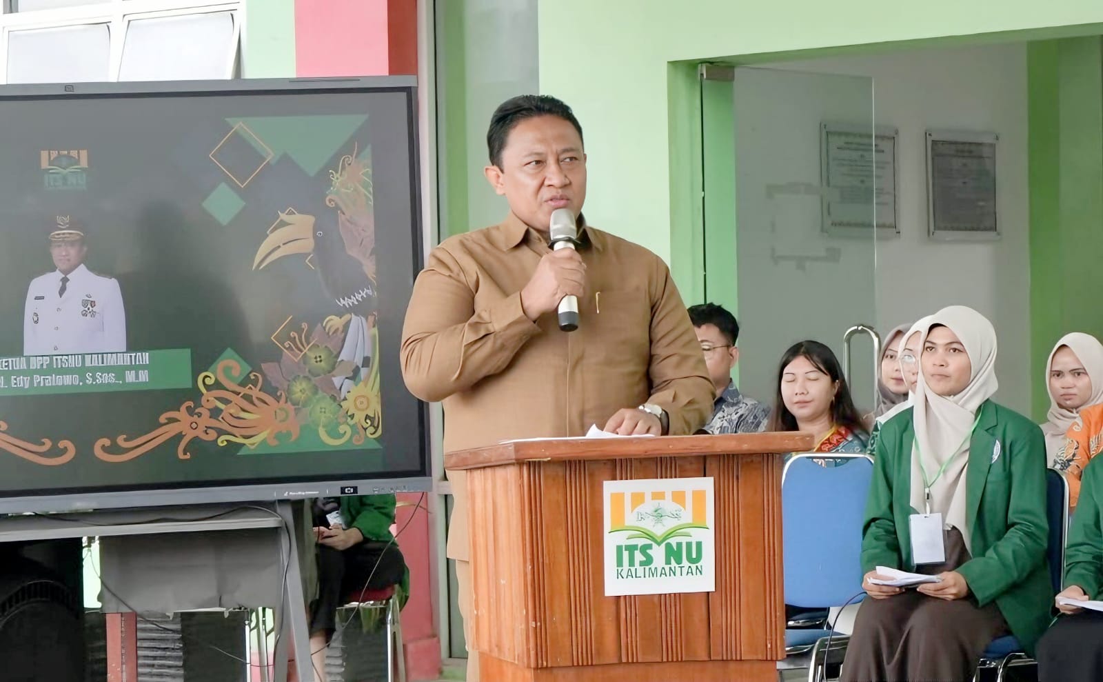 Wagub Kalteng, H. Edy Pratowo saat menyampaikan sambutannya.