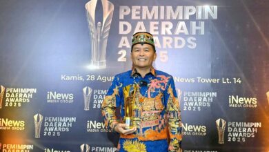 Gubernur Kalteng, H. Agustiar Sabran dengan penghargaan diraihnya