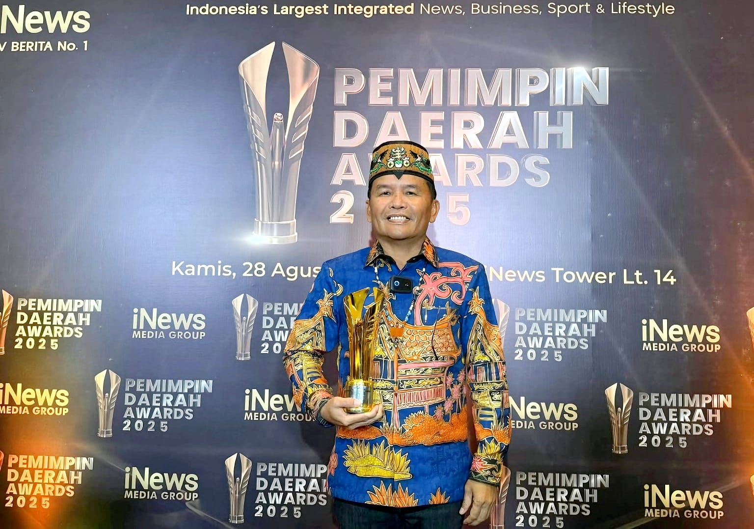 Gubernur Kalteng, H. Agustiar Sabran dengan penghargaan diraihnya