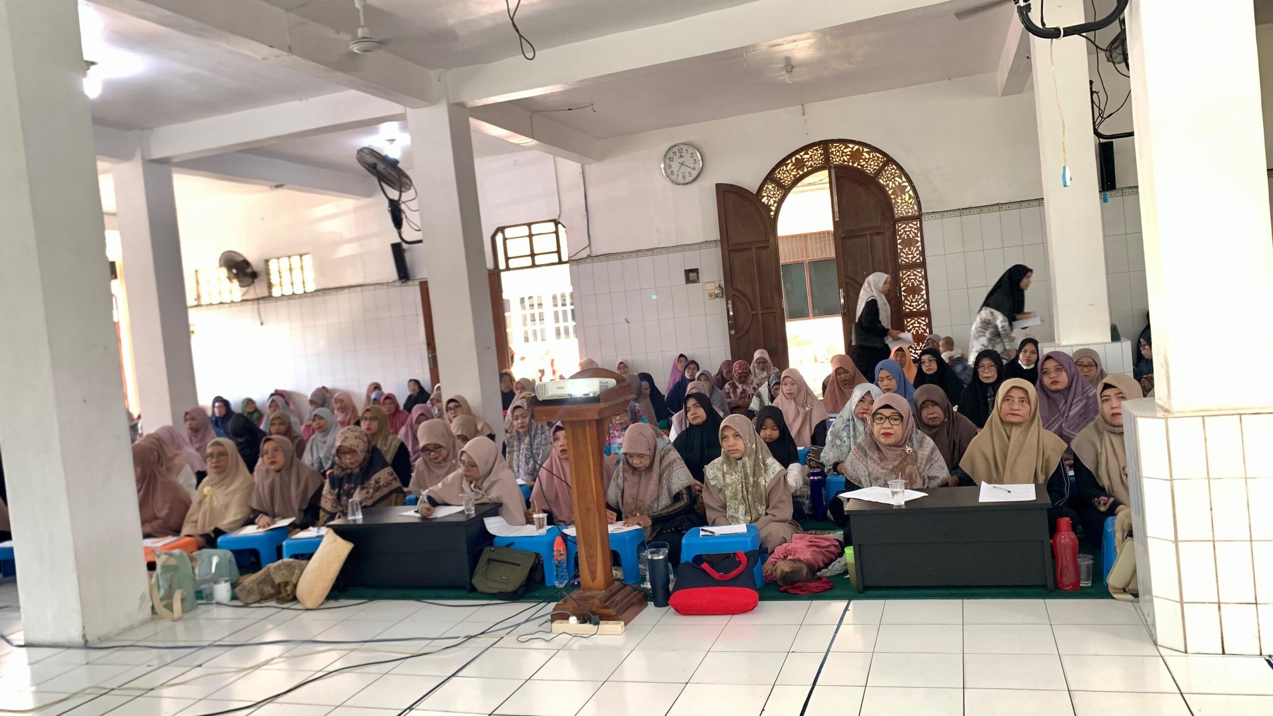 DPW LDII Kalimantan Tengah melalui Biro PPKK kembali menggelar pembinaan keagamaan bagi ibu-ibu dan remaja putri LDII