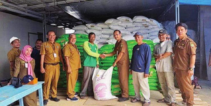 Pemkab Salurkan 1.776 Karung Pakan Ikan kepada 592 Pembudi Daya