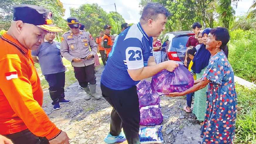 Warga Terdampak Banjir Terima Bantuan Bahan Pokok