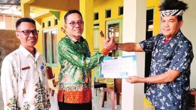Disdukcapil Serahkan Dokumen Kependudukan kepada ASN Purna Tugas