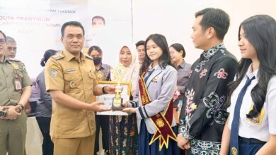 Achmad Zaini saat mengukuhkan pelajar sebagai Duta Ketentraman dan Ketertiban Umum