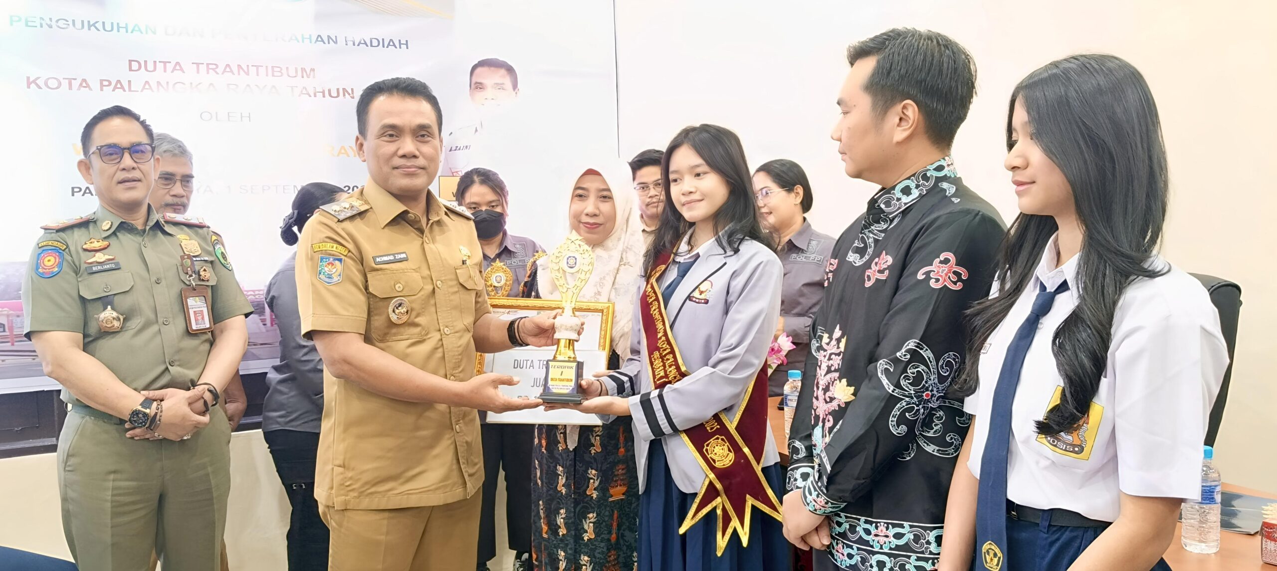 Achmad Zaini saat mengukuhkan pelajar sebagai Duta Ketentraman dan Ketertiban Umum