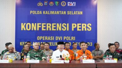 Pangdam XXII/Tambun Bungai, Mayjen TNI Zainul Arifin, S.A.P., M.Sc., mengikuti konferensi pers terkait perkembangan operasi Disaster Victim Identification (DVI)