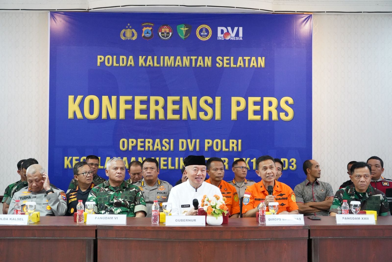 Pangdam XXII/Tambun Bungai, Mayjen TNI Zainul Arifin, S.A.P., M.Sc., mengikuti konferensi pers terkait perkembangan operasi Disaster Victim Identification (DVI)