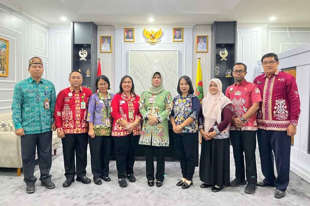 Lisda Arriyana Lantik Empat Pejabat Fungsional DLH Kalteng