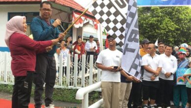 Staf Ahli Gubernur Bidang Pemerintahan, Hukum, dan Politik, Darliansjah saat melepas peserta jalan sehat dalam rangka HUT ke-80 RRI.
