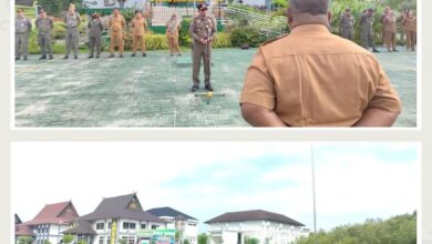 Kasatpol PP sekaligus Plt. Kepala DLH Kota Palangka Raya, Berlianto, SE., ME., memberikan arahan dalam apel gabungan yang dilaksanakan, Senin (8/9/2025).